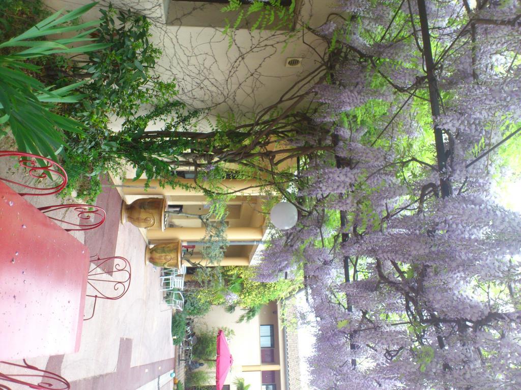 Hotel Le Relais Du Luberon Maubec  Exterior foto